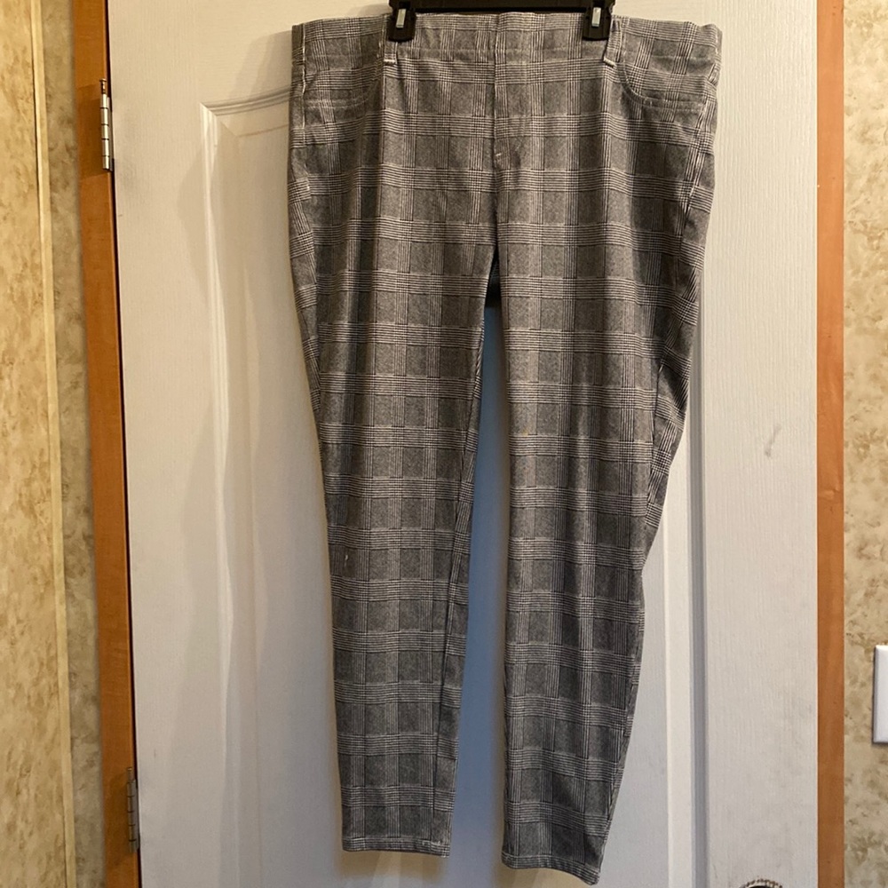 Black and white patterned Amazon Essentials leggings